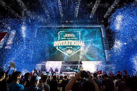 英雄联盟全球总决赛：LPL、LCK、LEC赛区齐聚上海，无观众比赛开启电竞新篇章